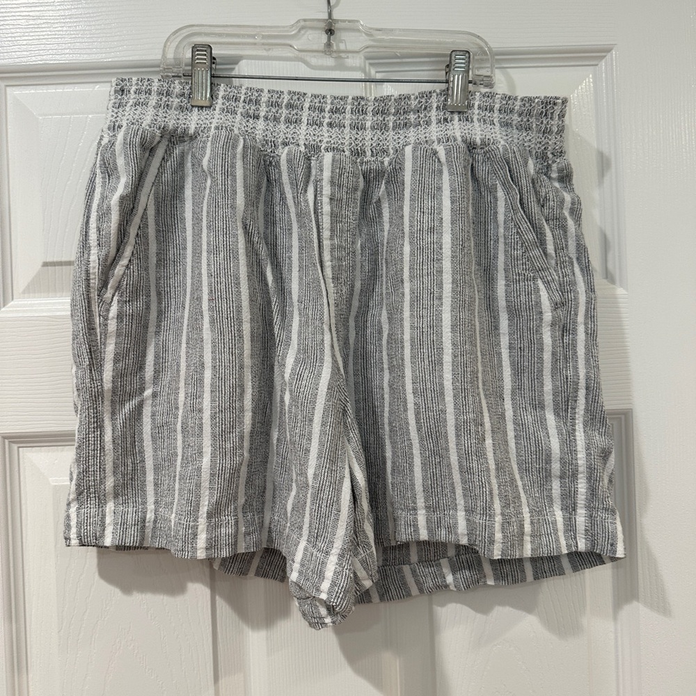 Briggs Women’s Linen blend pull-on Shorts Size Large black and white